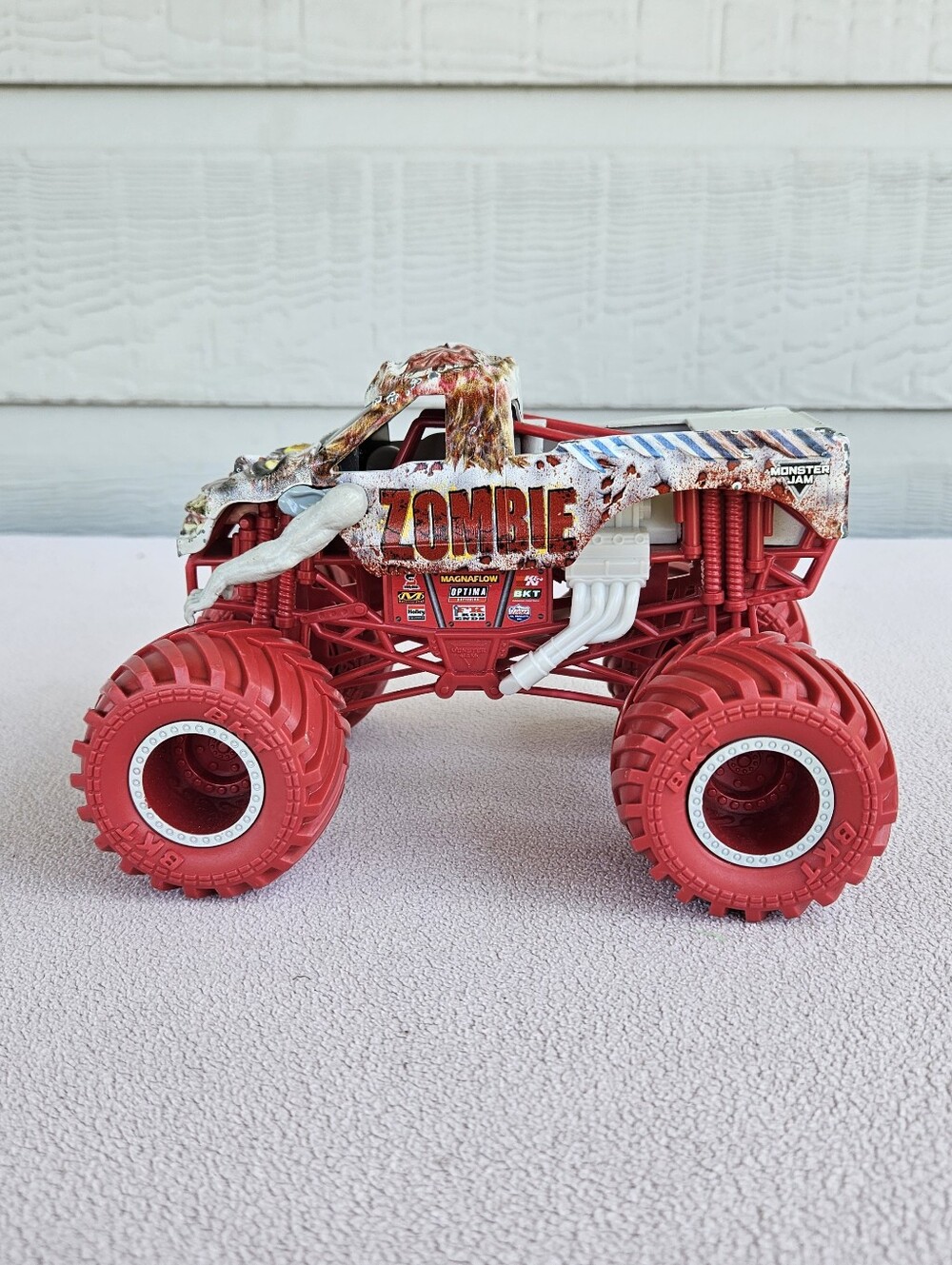 Monster Jam 1:24 Die Cast Monster Truck Zombie Red White Metal - Picture 4 of 7